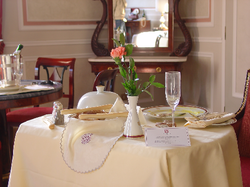 Mesa hotel preparada para servir un desayuno