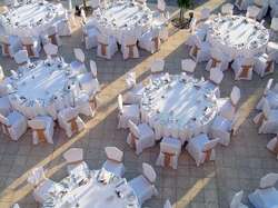 Mesas redondas para un banquete Mesas preparadas para un banquete