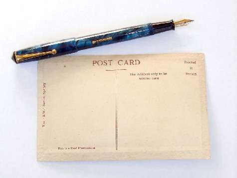 Postal. Tarjeta postal con bolígrafo.