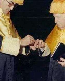 Imagen Protocolo & Etiqueta El anillo de doctor. Traje académico. Simbología universitaria.