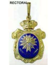 Imagen Protocolo & Etiqueta. Medallas, placas y emblemas. Traje académico. Simbología universitaria.